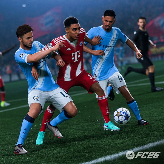 Voetballers in actie op een veld: één in rood Bayern München tenue, twee in blauw Manchester City tenue.