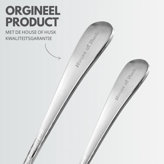 Twee zilverkleurige lepels met de tekst "House of Husk" en "Stainless Steel" gegraveerd.