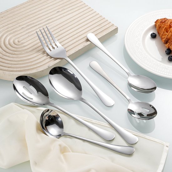 Zilverkleurige serveerset met vork, grote lepel, lepel met gleuven, soeplepel en lepel.