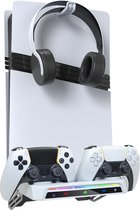 Witte PS5-console op een muurbeugel met een koptelefoon en twee controllers in een oplaadstation.