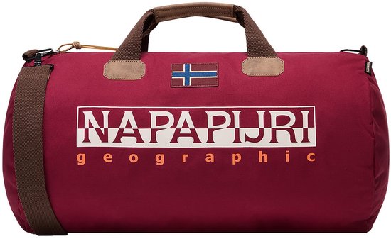 Bordeauxrode Napapijri reistas met bruine hengsels, Noorse vlag en groot Napapijri Geographic logo.