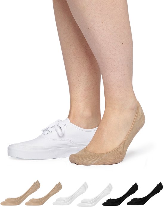 Voetjes in de kleuren beige en wit, gedragen met witte sneakers. Onder de afbeelding staan paren in beige, wit en zwart.