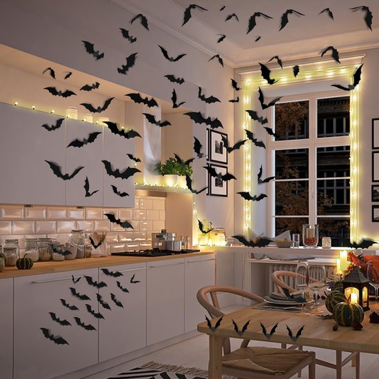 Cuisine décorée avec 140 autocollants chauve-souris noirs volant tout autour, avec des lumières et des citrouilles.