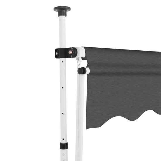 Détail de fixation d'un auvent gris sur un poteau blanc avec un verrou.