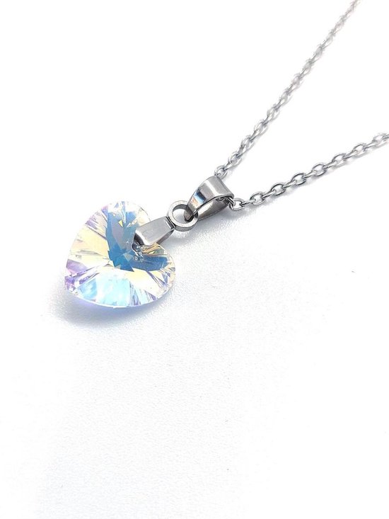 Zilverkleurige ketting met een facet geslepen, hartvormige, iriserende hanger.