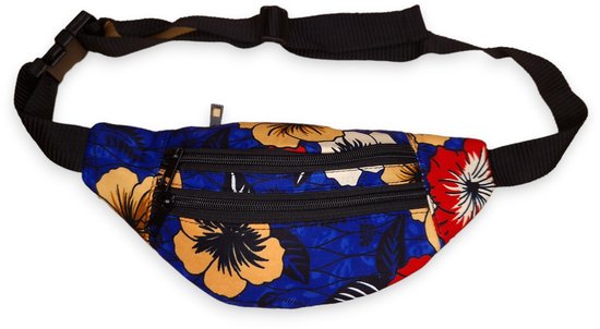 Sac banane bleu avec un imprimé tropical de fleurs rouges et jaunes. Trois poches avant avec fermetures éclair noires et une sangle noire réglable.