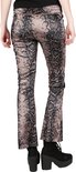 Achterkant van een model in een bruine legging met zwart slangenprintpatroon, uitlopende pijpen en platformlaarzen.