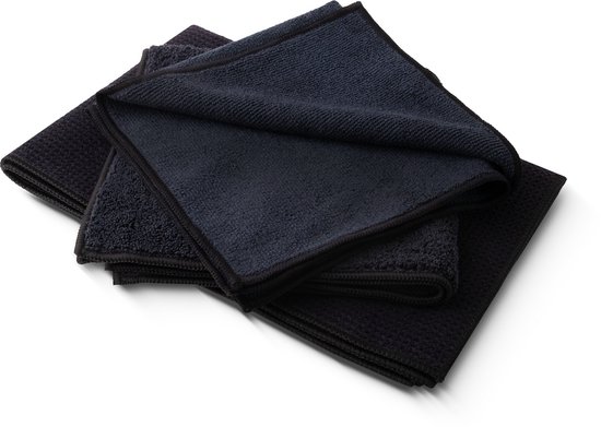 Chiffons en microfibre bleu foncé, pliés les uns sur les autres, avec une finition de bordure noire. Doux et absorbants.