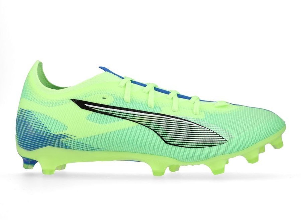Puma Ultra 5 Match voetbalschoenen in maat 42.5, lichtgroen met zwarte details en FastTrax-noppen voor explosieve tractie.
