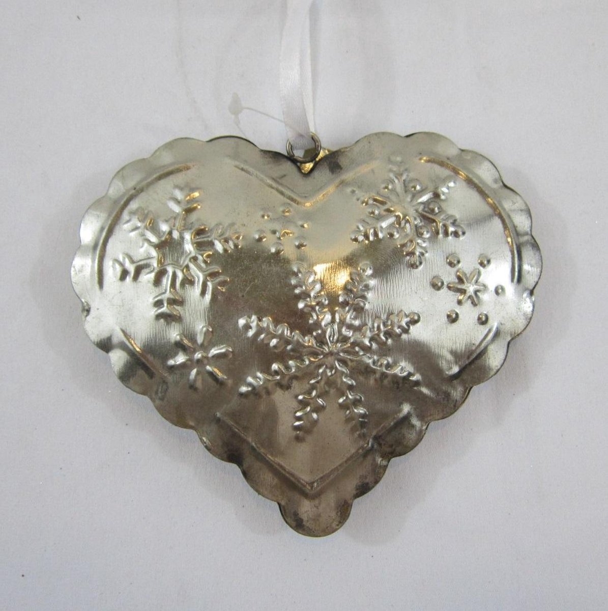 ZoeZo Design - 4 stuks - Kersthanger - kerst - hart - metaal - wit - lint - H13 x Br11 cm - assorti afbeeldingen