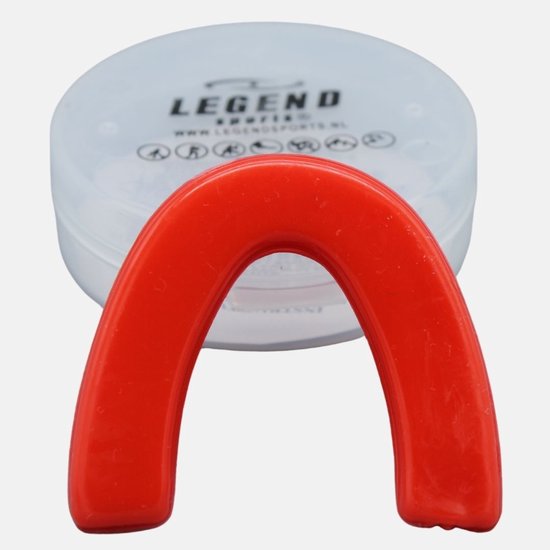 Rode gebitsbeschermer op een transparante bewaarbak van Legend Sports.