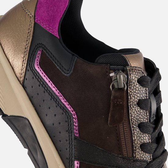 Detail van een Gabor dames sneaker met bruine, gouden, roze en zwarte accenten. Zichtbare rits.