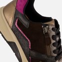 Detail van een Gabor dames sneaker met bruine, gouden, roze en zwarte accenten. Zichtbare rits.