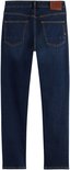 Achterkant van een donkerblauwe jeans met twee achterzakken.