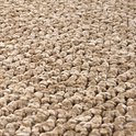 Gros plan détaillé d'un tapis brun à la texture épaisse et aspect jute.