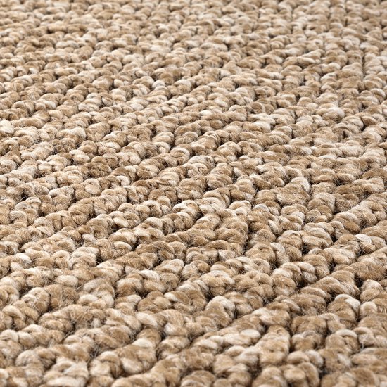 Gros plan détaillé d'un tapis brun à la texture épaisse et aspect jute.