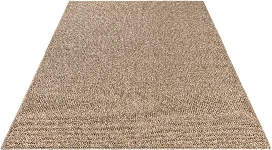 Un tapis brun à la texture fine, posé sur un fond blanc.
