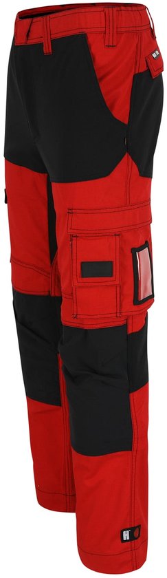 Rode en zwarte werkbroek met oranje accenten, diverse zakken en versterkte knieën.