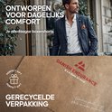 Een man in een pak met een pochet. Tekst over "Ontworpen voor dagelijks comfort" en "Gerecycleerde verpakking".