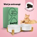 Une boîte verte Jake & Jacky se tient à côté d'une double gamelle blanche sur un support en bois. Un chaton roux est à l'arrière-plan. 4 autocollants antidérapants sont montrés.