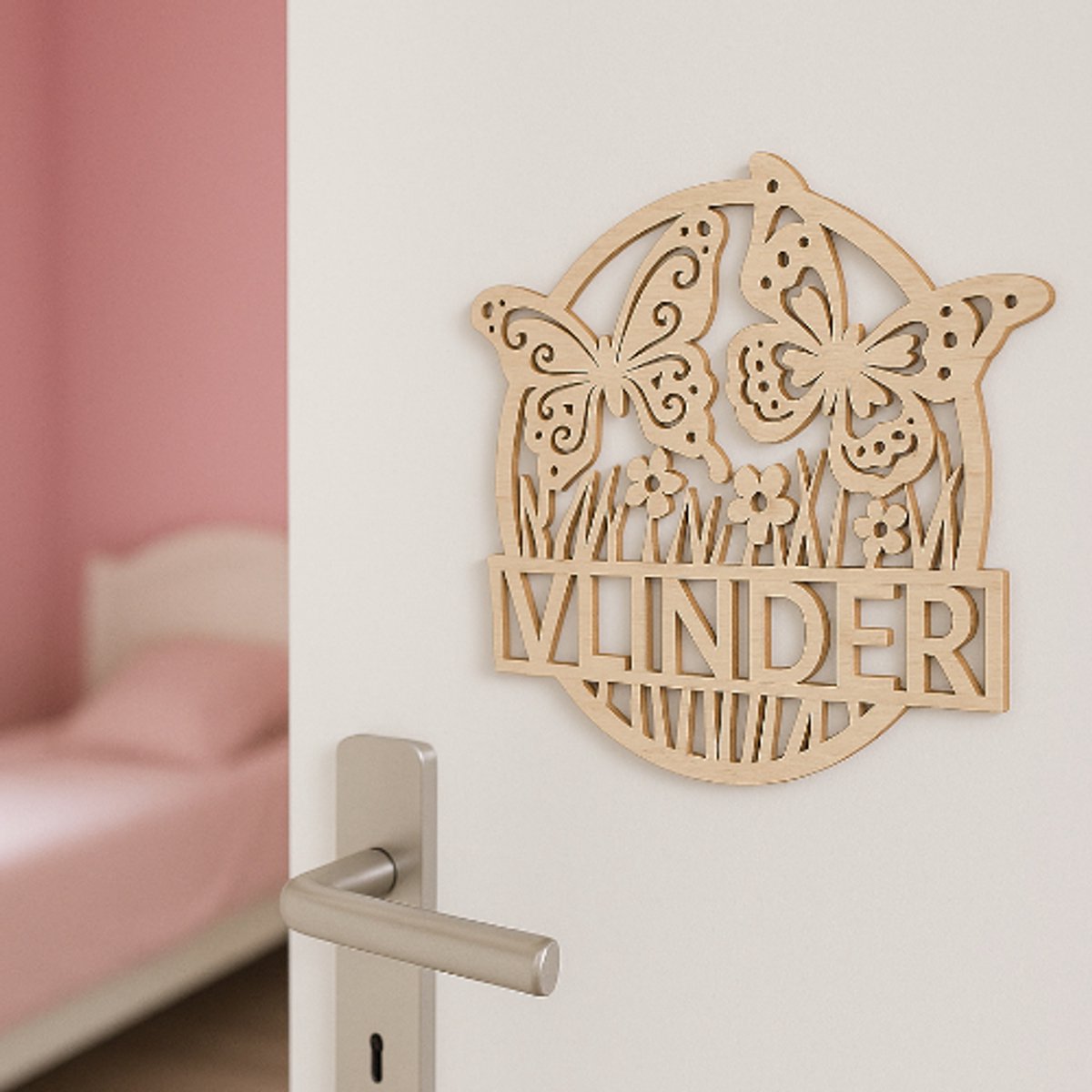 Aanpasbaar houten naambordje voor op de deur - kinderkamer - gepersonaliseerd met eigen naam - ontwerp met vlinders - breed 18 cm, hoog 16 centimeter