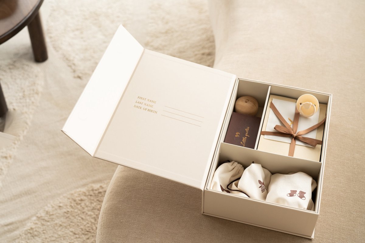 Pure Moms - Beige Luxe Memory box - Baby Herinneringsdoos - Kraamcadeau - Babyshower Babycadeau - Voor Eerste Babyjaren - Houten Tanden doosje - Zeer luxe Baby Geschenkset - 24 delig Herinneringsdoos - inclusief inktafdrukje - Speentje – foto 3