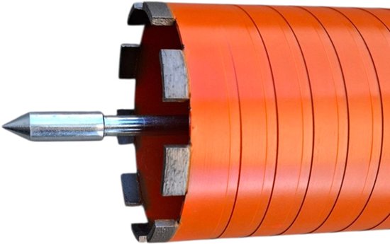 Close-up van een oranje diamantboor met metalen tanden, met een zilverkleurige centreerpunt.