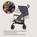 Grijze buggy met verstelbare rugleuning en voetensteun. Een kind zit erin.