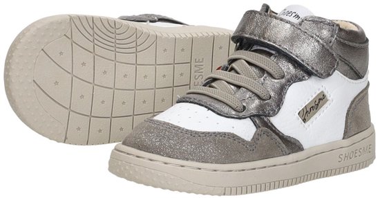 Wit met zilverkleurige glitterrand en sluiting, grijs met zilverkleurige veter, twee schoenen.