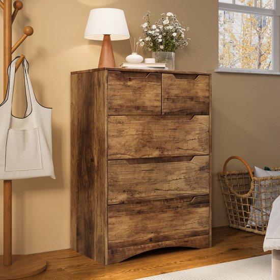 Commode marron clair à 5 tiroirs, avec lampe, plantes et sac sur cintre. Texture grain de bois.