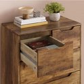 Commode marron clair avec un tiroir ouvert, contenant des livres et de la décoration. Détail grain de bois.