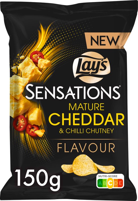 Lay's Sensations Mature Cheddar & Chilli Chutney zakje chips van 150g met nieuwe smaak, kaasblokjes, pepers en goudgele chips.