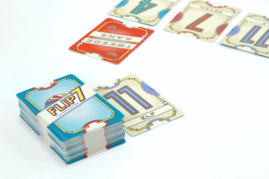 Kaartenstapel van het spel Flip 7. Naast de stapel ligt een kaart met het getal 11 (ELF). Verderop ligt een rode 'TWEEDE KANS' kaart.