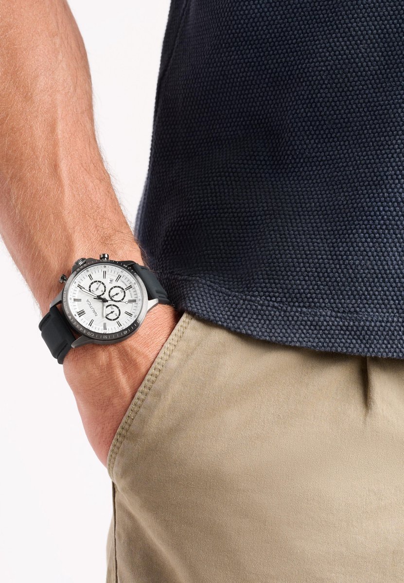 Nautica Nct Blueocean Quartz Chronograaf Horloge Wit En Zwart Kast: 100% Roestvrij Staal. Armband: 100% Siliconen 45 NAPBOS501, NAPBOS502, NAPBOS503, NAPBOS504