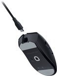 Onderkant van zwarte Razer DeathAdder V4 Pro muis, met USB-C poort.