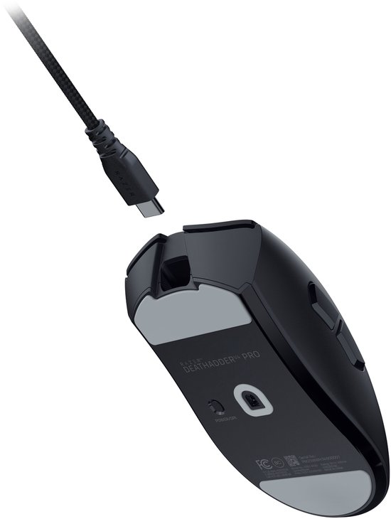 Onderkant van zwarte Razer DeathAdder V4 Pro muis, met USB-C poort.