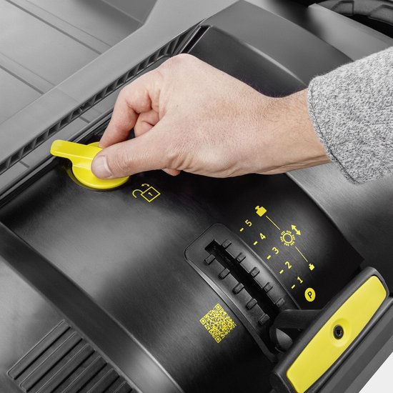 Kärcher KM 70/20 C Professional Veegmachine - Werkbreedte met 1 zijbezem 70 cm - Prestaties 2800 m²/u - Tankinhoud bruto/netto 45/20 liter - Duwbeugel inklapbaar - Fijnstoffilter van Kärcher — afbeelding 3