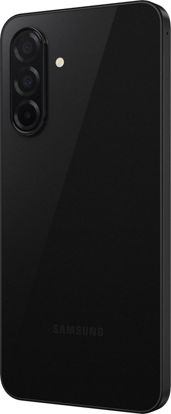 Achterkant van de zwarte Samsung Galaxy A26 5G met cameralens.