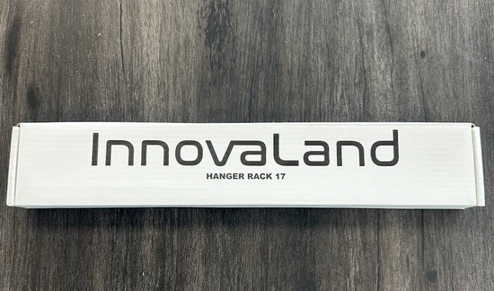 Witte doos met InnovaLand HANGER RACK 17 tekst.