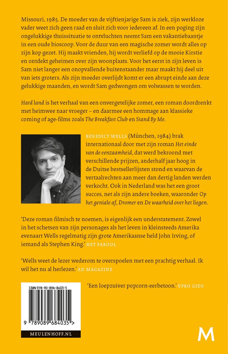 Achterkant van het boek "Hard land". Bevat een portret van Benedict Wells en tekst over het boek en de auteur.