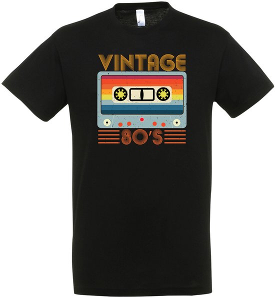 Zwart t-shirt met opdruk van een cassettebandje met de tekst 'VINTAGE 80'S'.