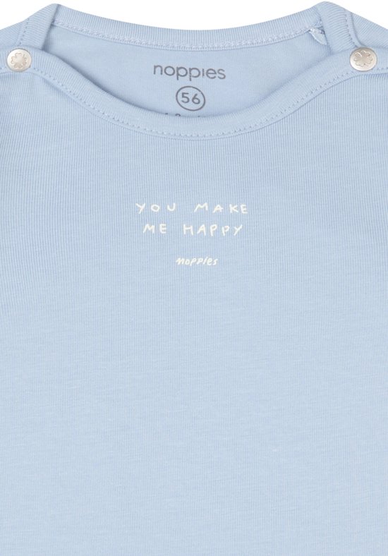 Detail van een lichtblauw baby shirt met de tekst 'YOU MAKE ME HAPPY' in sierlijke letters.
