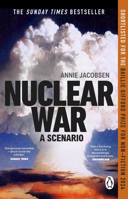Boek 'Nuclear War: A Scenario' door Annie Jacobsen, met een nucleaire paddenstoelwolk op de cover.