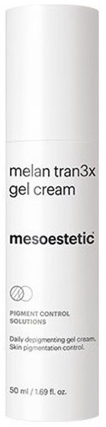 Witte pompflacon met "melan tran3x gel cream", "mesoestetic" en "Daily depigmenting gel cream" erop.
