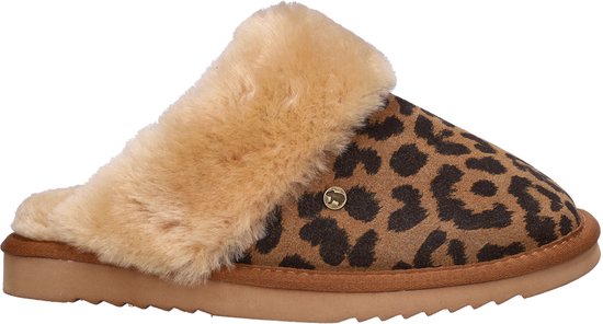 Bruine pantoffel met luipaardprint, beige schapenvachtrand en gouden knoopje.