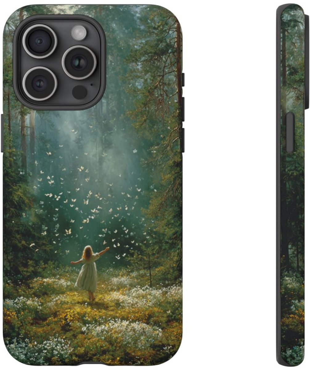 Meisje in Zonovergoten Bos met Vlinders – Telefoonhoesje Geschikt voor iPhone 15 Pro Max