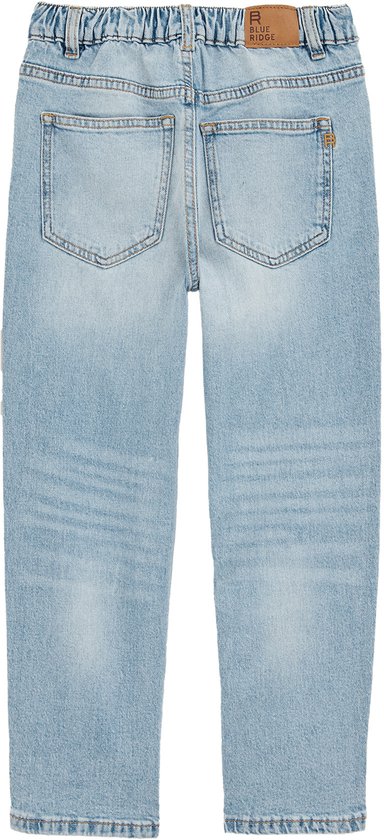 Achterkant van een lichte spijkerbroek met elastische tailleband.