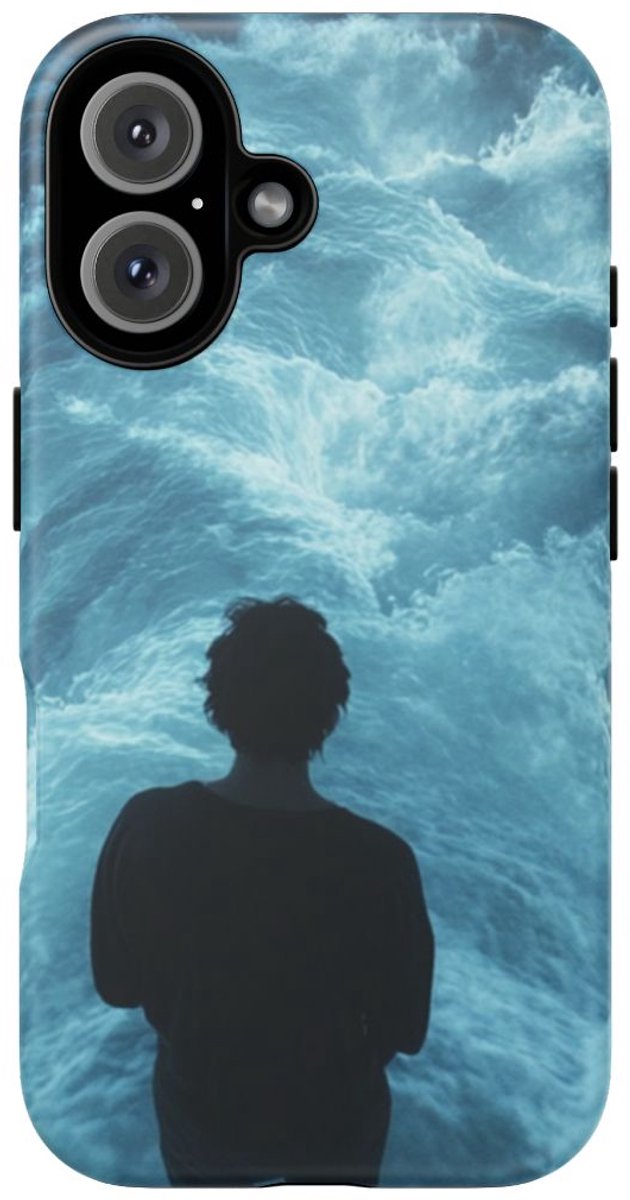 Persoon Tussen Blauwe Golven – Telefoonhoesje Geschikt voor iPhone 16