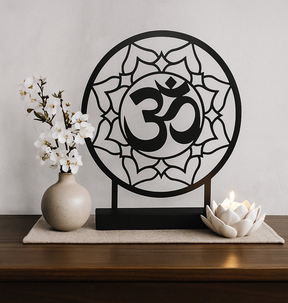 Ornament op voet - Ohm/Lotus - metaal in houten sokkel - totale hoogte ca 43cm - Uniek Nederlands design