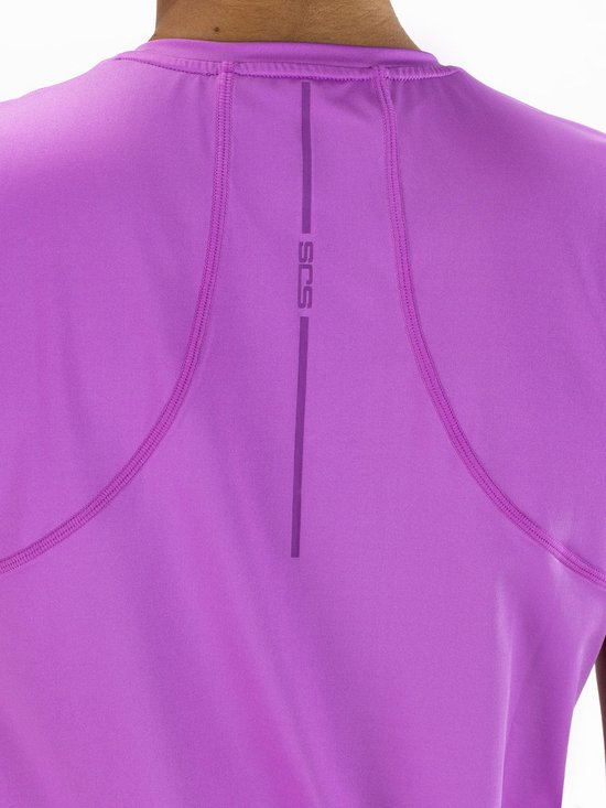 Close-up van de rug van een lichtpaars sportshirt met V-hals en reflecterende details.